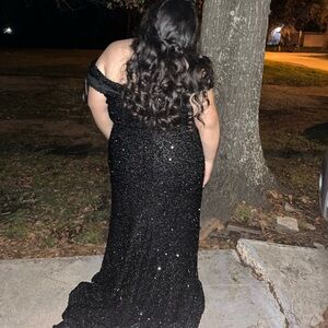 Selling my old prom dress! Only worn once and is still in the new condition.